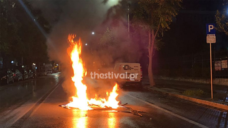 Θεσσαλονίκη: Επεισοδιακή νύχτα με μολότοφ και δακρυγόνα έξω από το Αριστοτέλειο Πανεπιστήμιο