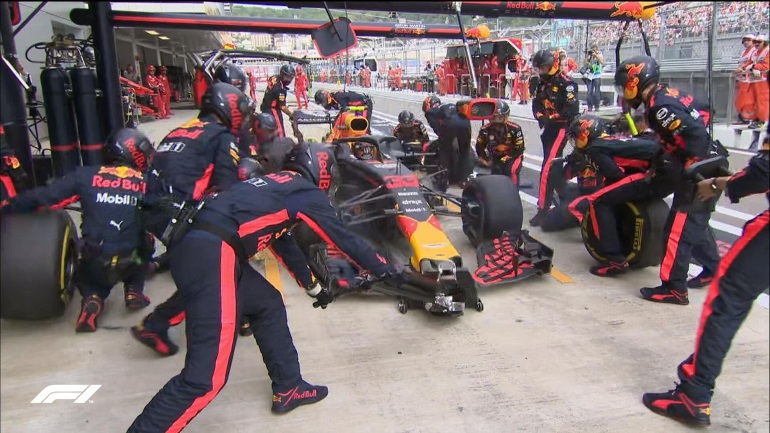 Ο Verstappen μπαίνει στα πιτς για αλλαγή ελαστικών...