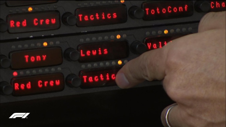 Ο επικεφαλής της Mercedes πατά το κουμπί και δίνει την εντολή για προσπέραση του Hamilton στον Bottas