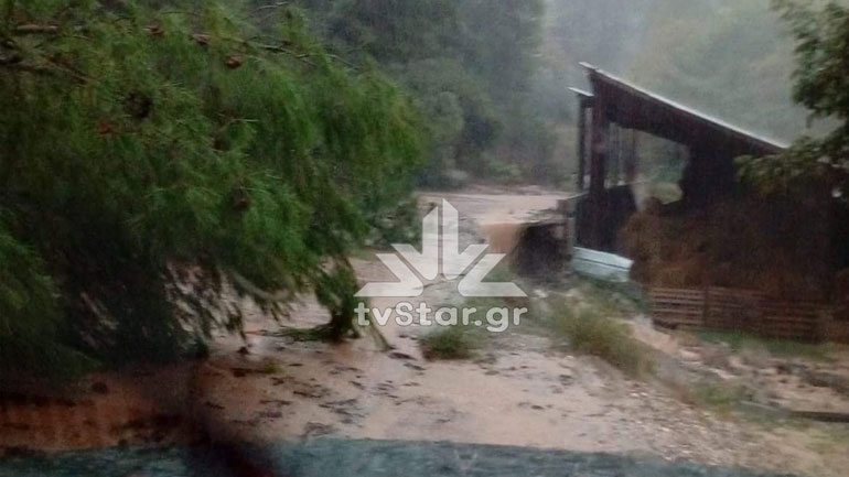 Μαντούδι: Αγνοείται ζευγάρι ηλικιωμένων – Στις ταράτσες οι κάτοικοι περιμένουν βοήθεια Μαντούδι: Αγνοείται ζευγάρι ηλικιωμένων – Στις ταράτσες οι κάτοικοι περιμένουν βοήθεια