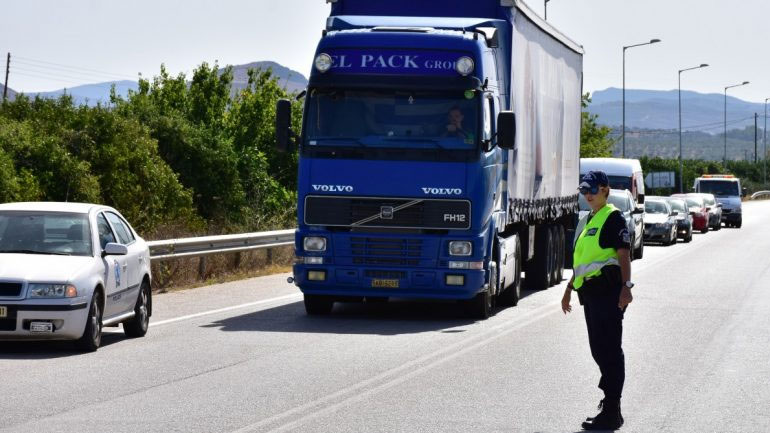 Αποκαταστάθηκε η κυκλοφορία των οχημάτων στην παλαιά εθνική οδό Αθηνών – Κορίνθου, ενώ διακόπηκε στη λεωφόρο Μαραθώνος