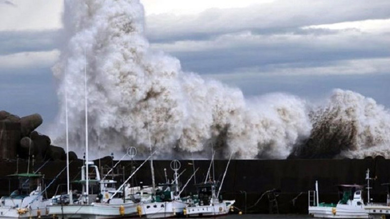 Ιαπωνία: Ο τυφώνας Τράμι σαρώνει τη χώρα, άνω των 80 οι τραυματίες