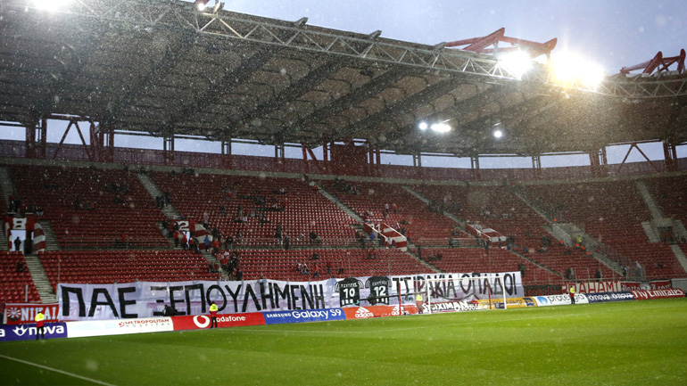 Προκλητικό πανό αναρτήθηκε στη Θύρα 7 στο Καραϊσκάκη