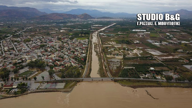 Video: Σε απέραντο λασπότοπο μετατράπηκε η θάλασσα στην Αργολίδα