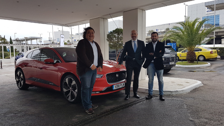 Μαζί με τον Γενικό Διευθυντή της Jaguar Νίκο Μπέλο (δεξιά ο Βασίλης Σαρημπαλίδης και αριστερά ο Πάρις Ποντίκας)
