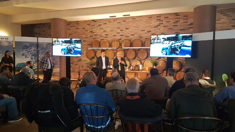 O Γενικός Διευθυντής της Kia Νίκος Χαλβατζής (δεξιά) μιλά για το νέο Ceed στους Δημοσιογράφους και εκπροσώπους Μέσων. Μαζί του και ο Διευθυντής Marketing Νίκος Αρμενάκης