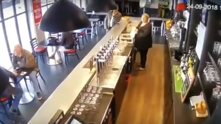 Απίστευτο: Άλογο μπούκαρε σε μπαρ στη Γαλλία και τα έκανε όλα άνω-κάτω