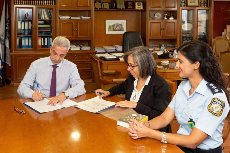 Ο Γενικός Γραμματέας Δημόσιας Τάξης, Δημήτρης Αναγνωστάκης, μαζί με την Πρόεδρο του Ινστιτούτου Οδικής Ασφάλειας «Πάνος Μυλωνάς», Βασιλική Δανέλλη – Μυλωνά και την Εκπρόσωπος Τύπου του Σώματος, Αστυνόμος Β΄ Ιωάννα Ροτζιώκου