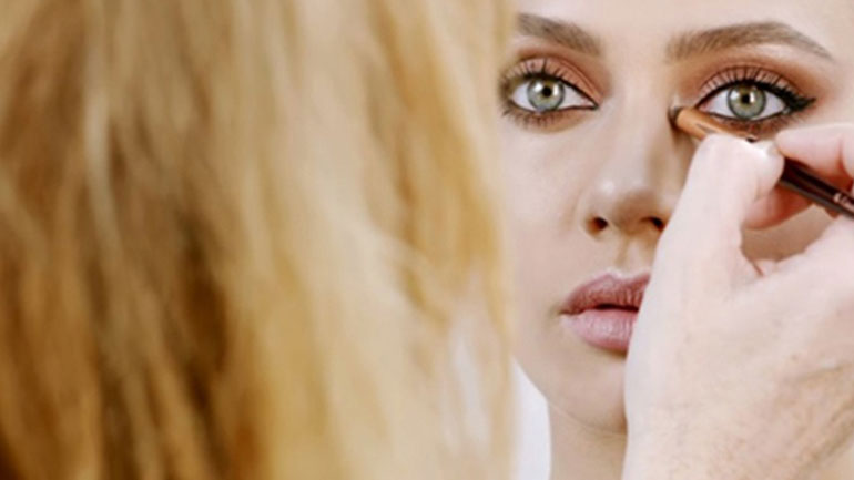 Το skin gilding είναι η νέα τάση στο μακιγιάζ που πρέπει να γνωρίζετε!