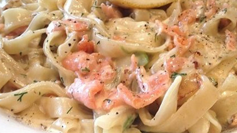 Μακαρονάδα με σολομό και κρέμα γάλακτος