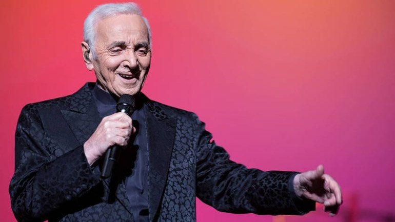 Γαλλία: Ο Εμ. Μακρόν και ο Αρμένιος πρωθυπουργός αποτίουν φόρο τιμής στον Σαρλ Αζναβούρ