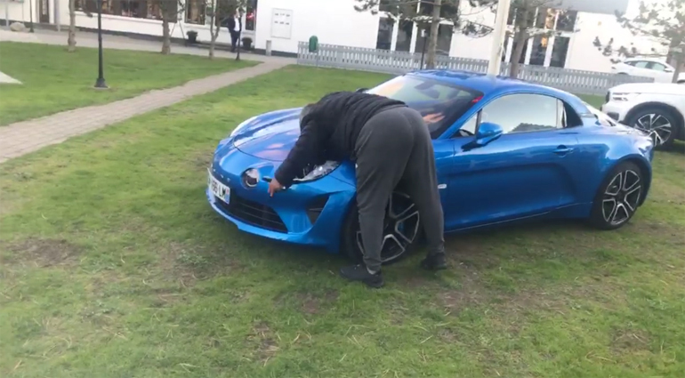 Αγκαλιά με την Alpine o Στράτης Χατζηπαναγιώτου, δείχνει την αγάπη του για οχήματα που θυμίζουν άλλες εποχές...