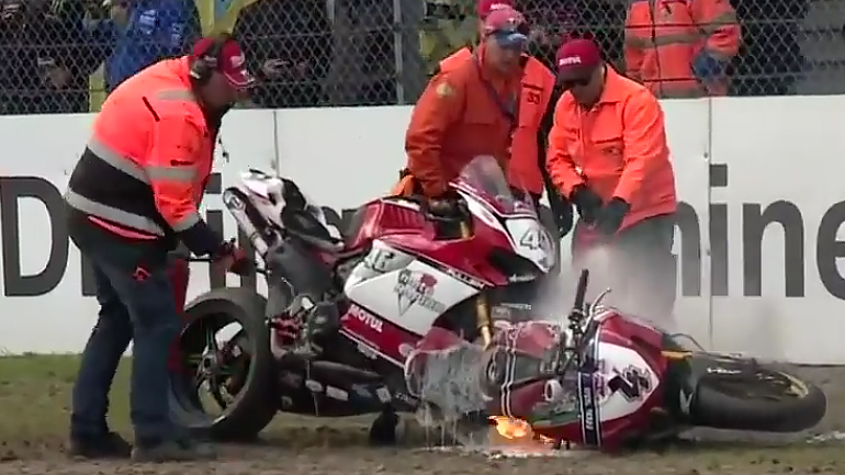 Τρομακτικό ατύχημα στο βρετανικό πρωτάθλημα των Superbikes