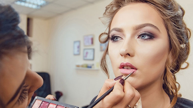 Το περίγραμμα στα χείλη είναι το απόλυτο beauty trend!