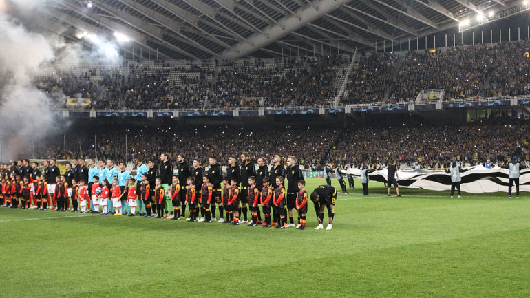 Οι παίκτες της ΑΕΚ με... φόντο το σεντόνι του Τσάμπιονς Λιγκ