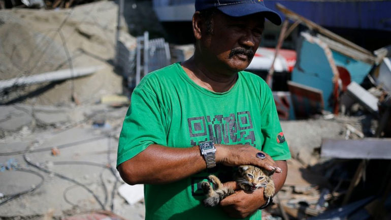 Ινδονησία: Μάχη με τον χρόνο δίνουν τα σωστικά συνεργεία για τον εντοπισμό επιζώντων