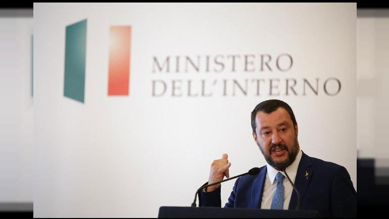 Σπόντα Σαλβίνι σε Γιούνκερ: «Μιλώ μόνον με άτομα που δεν πίνουν»