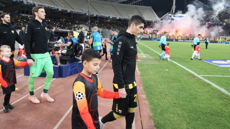 Η είσοδος των πρωταθλητών Ελλάδας στον αγωνιστικό χώρο