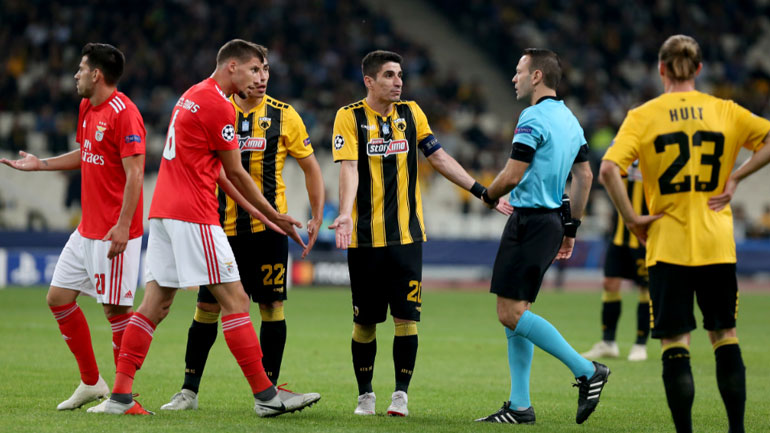 Oι παίκτες των δύο ομάδων διαμαρτύρονται στον Ισραηλινό ρέφερι