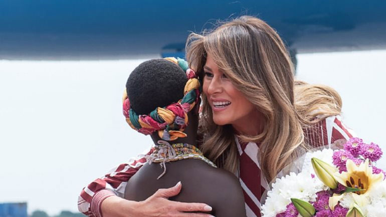 Η Μελάνια Τραμπ έφθασε στην Γκάνα, στην πρώτη σόλο περιοδεία της στην Αφρική