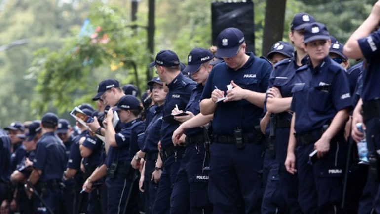 Χιλιάδες αστυνομικοί και πυροσβέστες διαδηλώνουν στη Βαρσοβία ζητώντας αυξήσεις