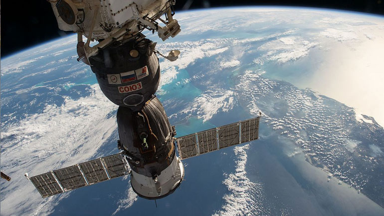 Ρωσία: Ανοιχτό το ενδεχόμενο η διαρροή οξυγόνου στον Διεθνή Διαστημικό Σταθμό (ISS) να είναι εσκεμμένη