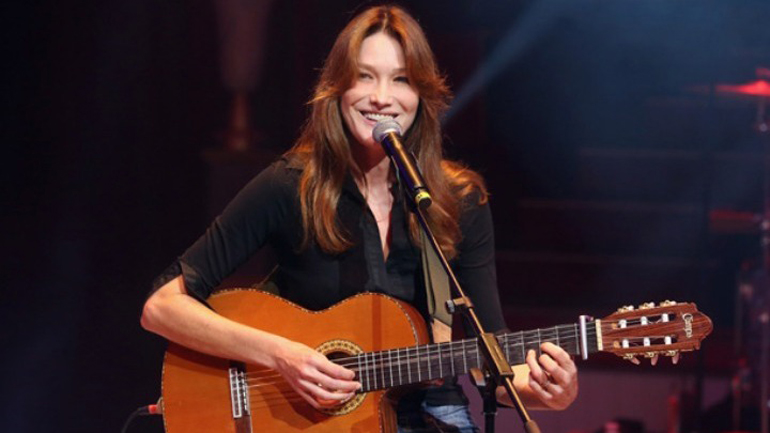 Η Κάρλα Μπρούνι τραγούδησε σε φιλανθρωπικό δείπνο