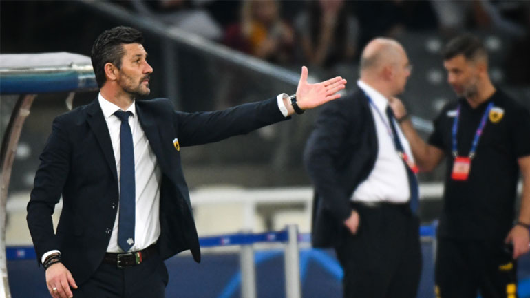 Ο Μαρίνος Ουζουνίδης δίνει εντολές στους ποδοσφαιριστές του