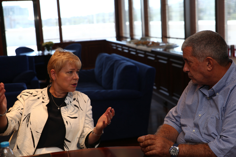 Λαυράκι... έβγαλε από την Διευθύνουσα Σύμβουλο της Citroen Λίντα Τζάκσον ο Στράτης Χατζηπαναγιώτου