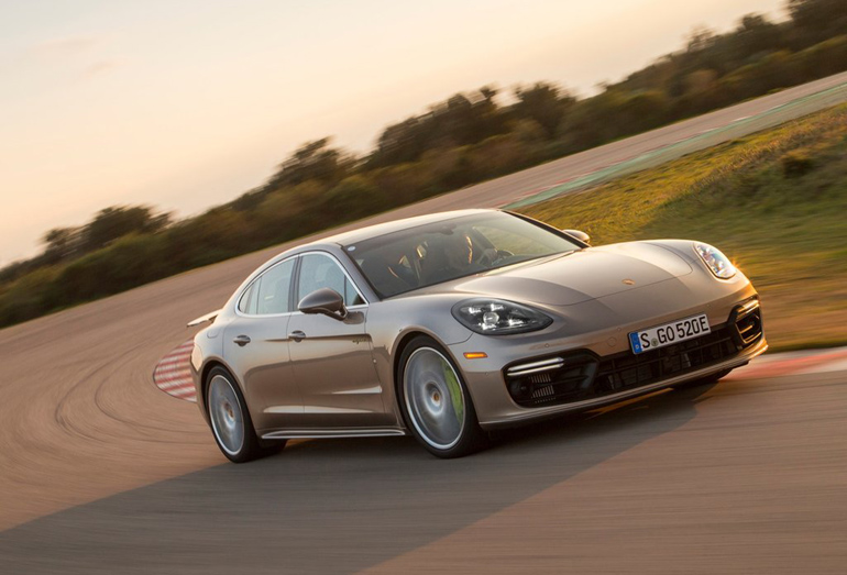 Τον Σεπτέμβριο ταξινομήθηκε μία Porsche Panamera, δηλαδή ένα από τα κορυφαία οικογενειακά - σπορ αυτοκίνητα!