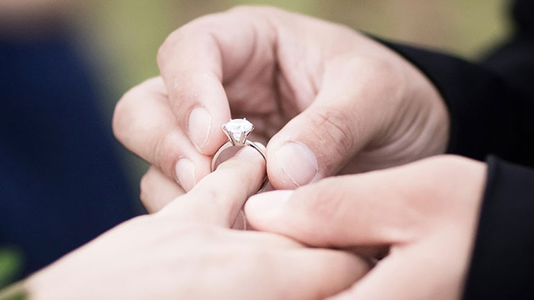 Μάθε πώς θα σου ζητήσει να παντρευτείτε, ανάλογα με το ζώδιό του!