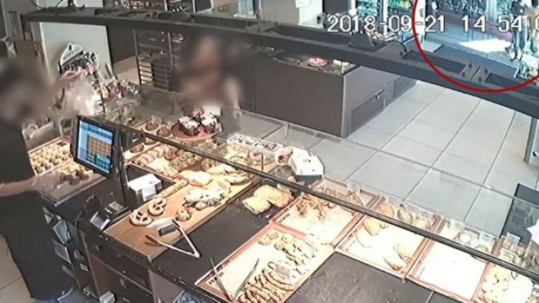 Βίντεο ντοκουμέντο: Ο Ζακ Κωστόπουλος δέχθηκε τραμπουκισμό λίγο πριν μπει στο κοσμηματοπωλείο Βίντεο ντοκουμέντο: Ο Ζακ Κωστόπουλος δέχθηκε τραμπουκισμό λίγο πριν μπει στο κοσμηματοπωλείο