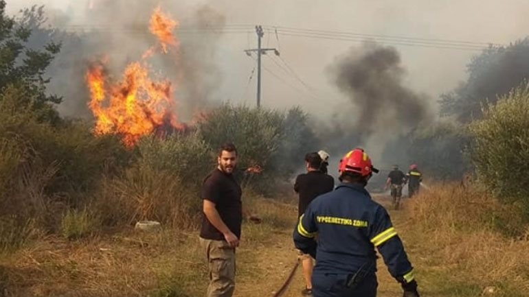 Κρήτη: Φωτιά στην είσοδο χωριού στο Ηράκλειο