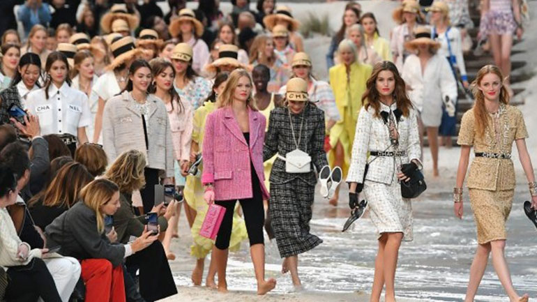 Παραλία, άμμος και ήλιος στην επίδειξη μόδα του οίκου Chanel