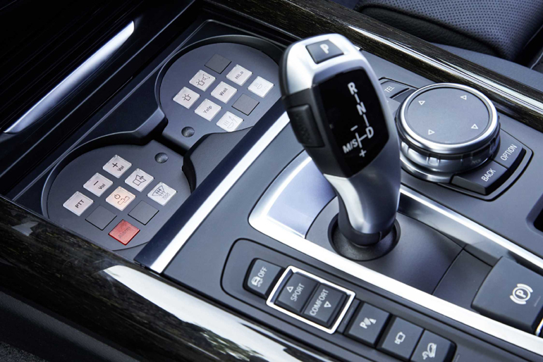 Οι λειτουργίες που αφορούν στην προστασία των επιβατών είναι πολλές και ενεργοποιούνται από αυτά τα κουμπιά...