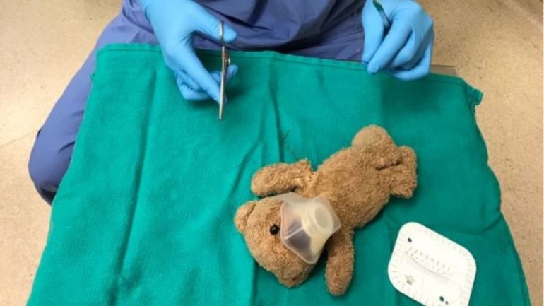 Χειρούργησε και το… αρκουδάκι εκτός από τον ασθενή