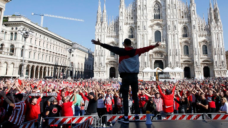 Ολυμπιακός: Ντύθηκε στα «ερυθρόλευκα» η πλατεία Ντουόμο