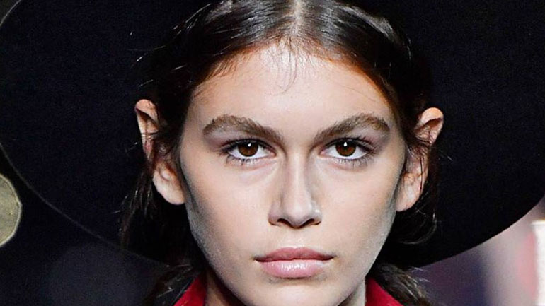 H Kaia Gerber είναι η νέα make-up ambassador του YSL