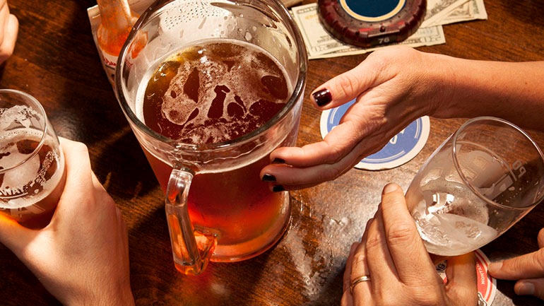 Ένα ποτήρι μπίρας μάς κάνει πιο… κοινωνικούς!