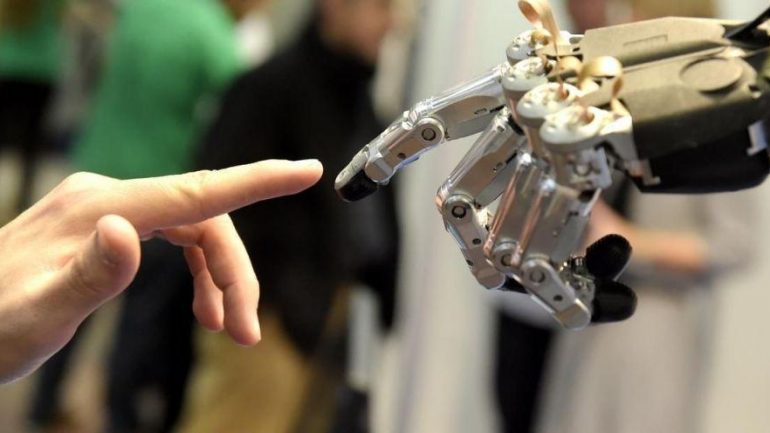 Πισσαρίδης : Τα ρομπότ μπορούν να βοηθήσουν στη βελτίωση της αγοράς εργασίας