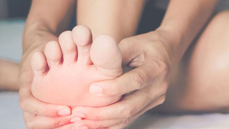 Κράμπες στα πόδια: Πώς μπορείτε να τις αντιμετωπίσετε