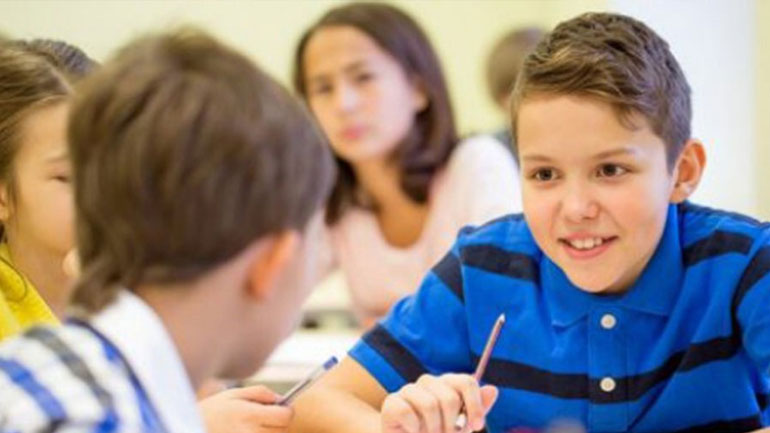 Παιδιά που μιλούν πάρα πολύ στην τάξη