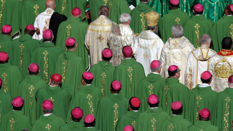 Ζητεί όλα τα ονόματα των κατηγορούμενων ιερέων για σεξουαλική κακοποίηση παγκοσμίως