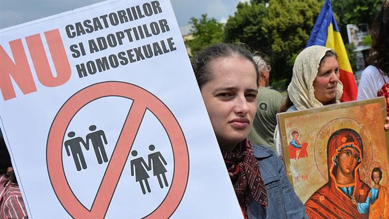Ρουμανία: Η αποχή οδηγεί σε αποτυχία το δημοψήφισμα κατά του γάμου των ομόφυλων