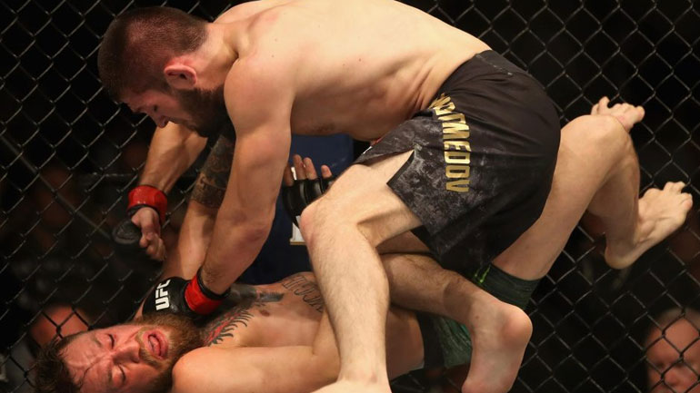 Ο Ιρλανδός δέχεται τα χτυπήματα του αντιπάλου του 