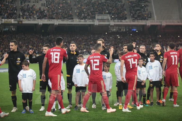 Οι παίκτες των δύο ομάδων στην καθιερωμένη χειραψία