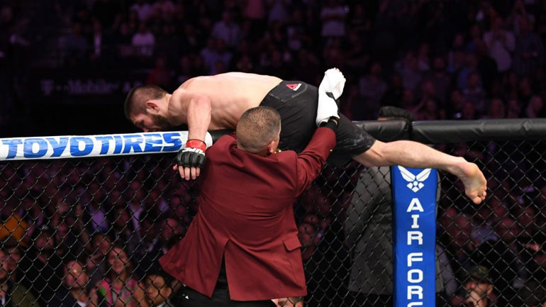 Ο Νουρμαγκομέντοφ τη στιγμή που πάει να επιτεθεί στην ομάδα του ΜακΓκρέγκορ