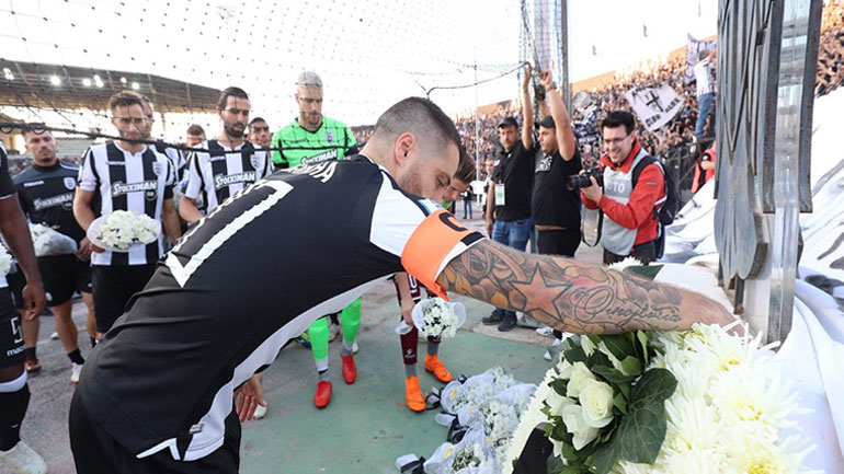 Συγκίνηση και φόρος τιμής στην Τούμπα για τα θύματα της τραγωδίας των Τεμπών