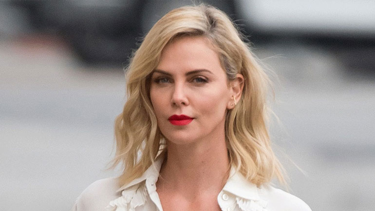 Charlize Theron: «Ο ρατσισμός υπάρχει πολύ έντονα για αυτό πιθανόν να χρειαστεί να φύγουμε από την Αμερική»