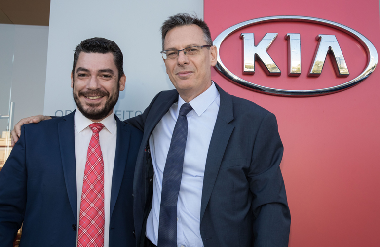 O επιθεωρητής πωλήσεων της Kia Νίκος Κροντηράς (αριστερά) μαζί με τον διευθυντή δημοσίων σχέσεων της μάρκας, Θανάση Αγγελή